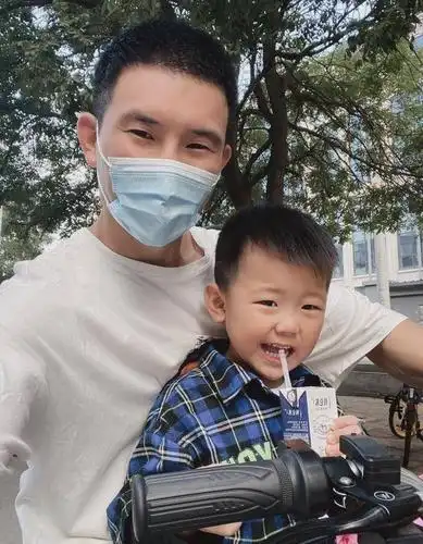 "小兵张嘎"谢孟伟送娃上学,儿子正脸曝光可爱帅气