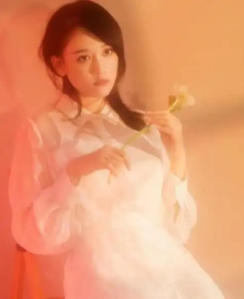 陈乔恩登《男人装》封面, 上演"上衣失踪", 看的人血槽都清空了