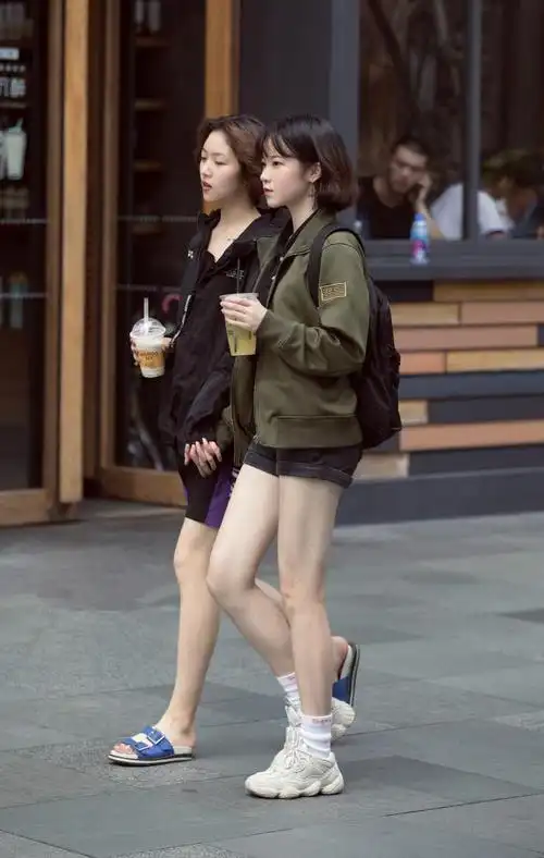 上海街拍蓝色长裙的美女看着非常漂亮女人味让人欲罢不能