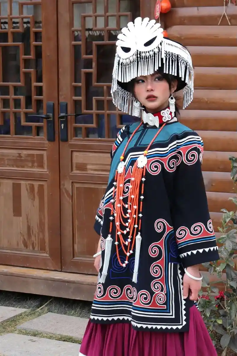 孜莫格尼.#民族服饰 #彝族 #少数民族风情 #写真 - 抖音