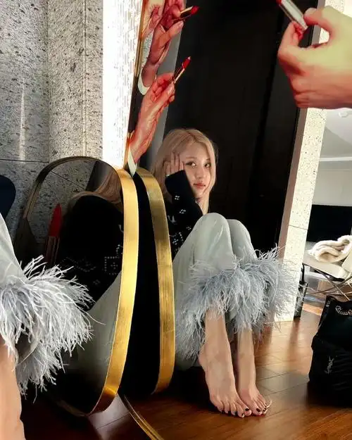 朴彩英美腿玉足大赏,上帝对她很宽容