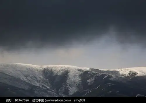 乌云密布在雪山上