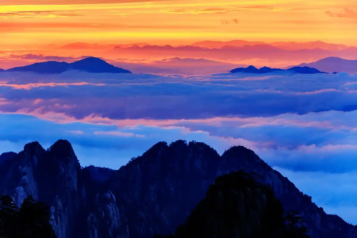 安徽黄山:日出邂逅云海分外妖娆