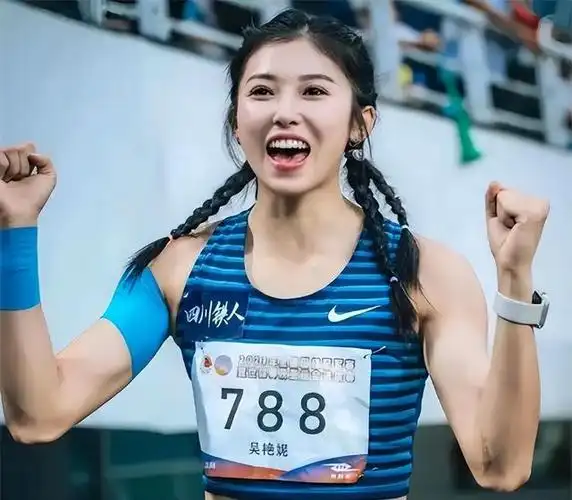 女运动员难以启齿的心酸经期忍痛比赛赛后强忍痛扯泳衣