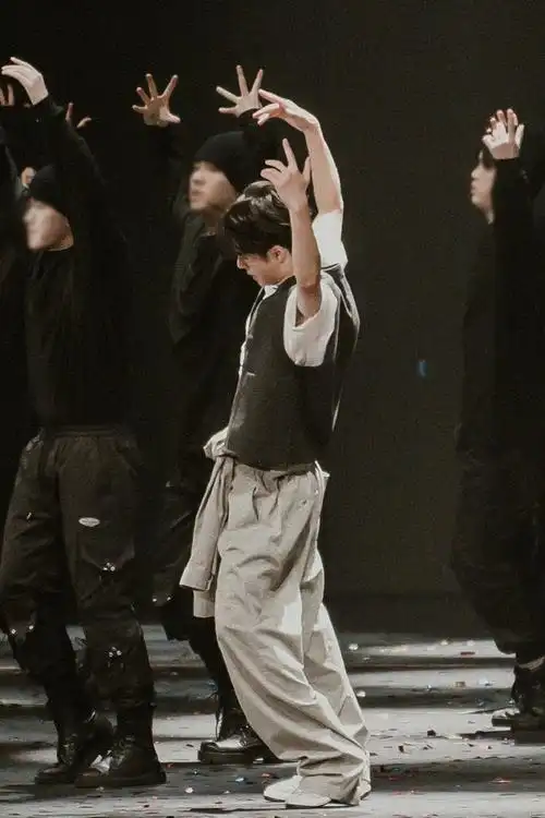 仔细看王一博左脚的裤腿因为太长已经快套住他的大脚丫了,但是博帝楞