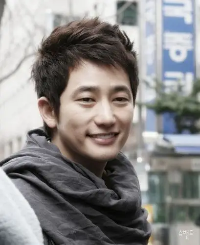 韩国男明星哪个是方字脸(国字脸)?