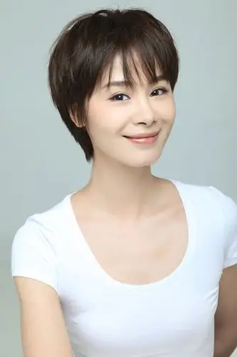 网易娱乐4月13日报道青年演员金晶近日公布了一组写真照片,照片中的她