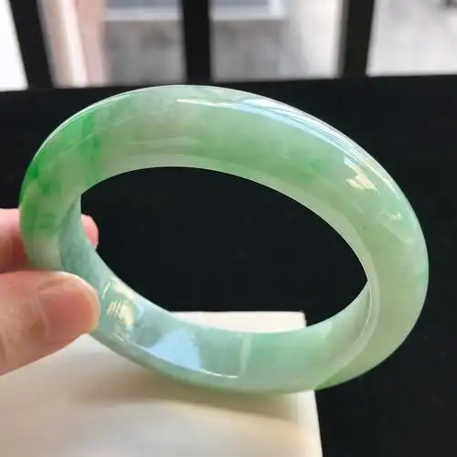 3mm 阳台边实拍 翡翠飘阳绿正装手镯 c256玉质细腻水润,底子清爽,韵味