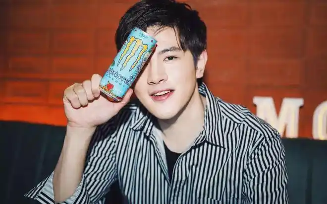 篮球男孩黄子恒现身派对活动现场