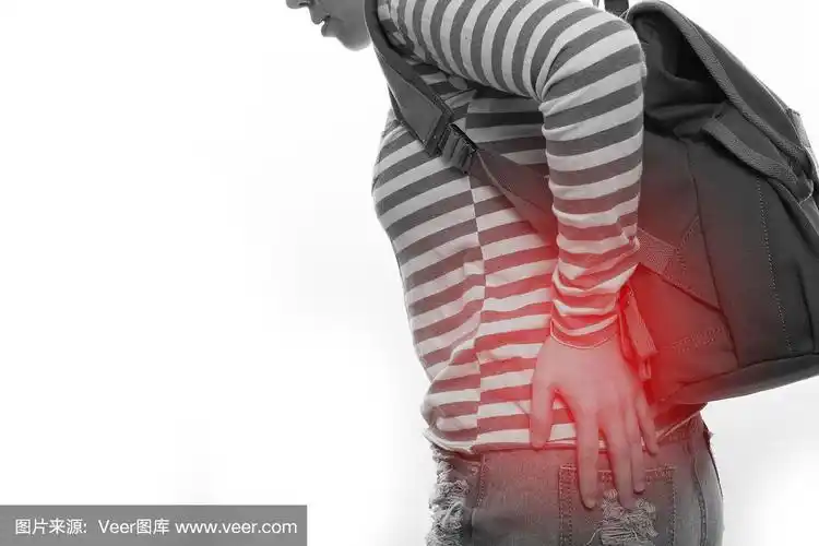 在孤立的白色背景上有臀部触摸疼痛的妇女.