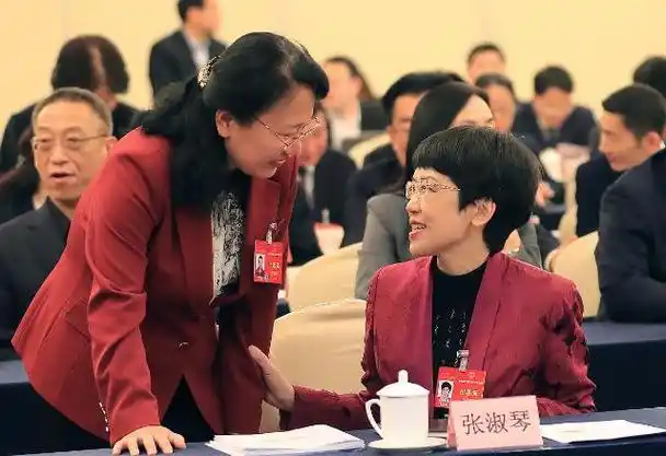 临沂市北城小学党总支书记张淑琴(右)与全国人大代表,枣庄市第三中学