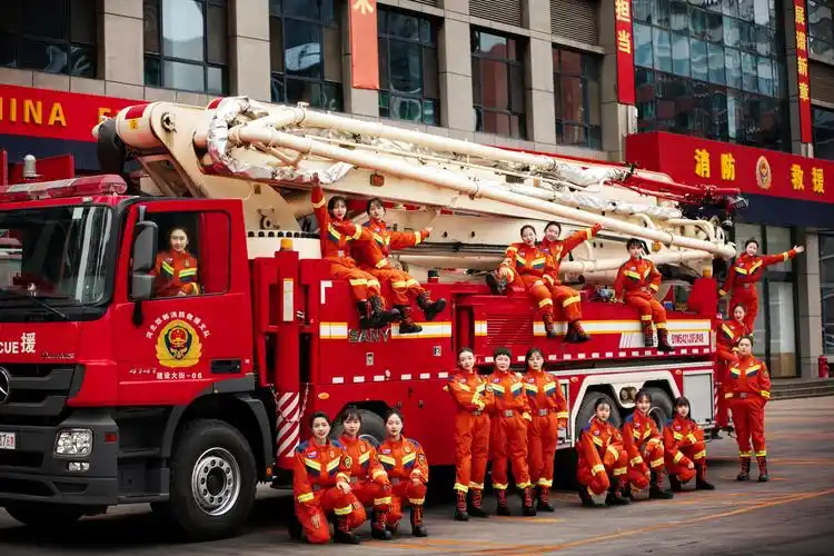 三八节这组美女消防员写真向这份蓝告白