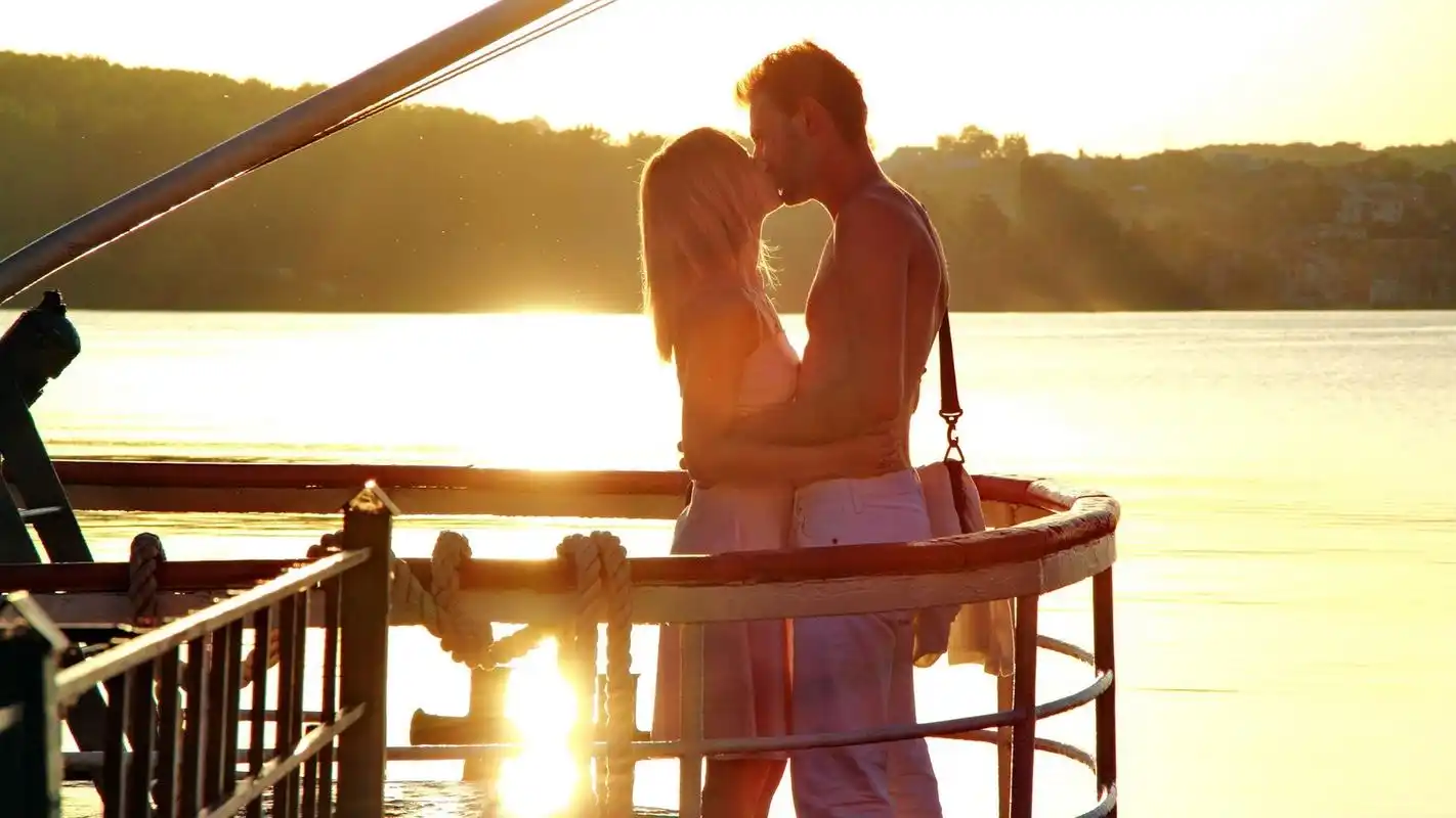 夕阳下的情侣拥抱亲吻,高清图片,电脑桌面-壁纸族