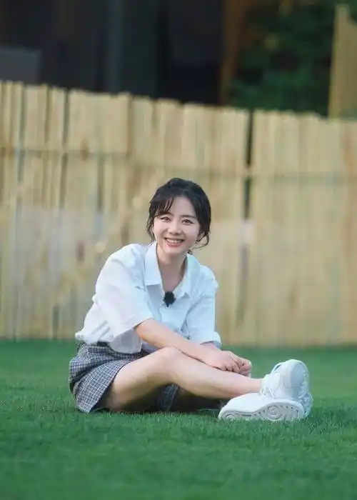 30岁谭松韵长得娃娃脸,穿白色t恤搭配牛仔短裤,美如18岁少女_下身