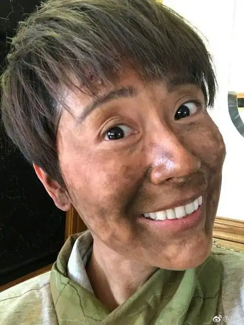 海清晒"黑脸白牙"搞笑自拍引调侃