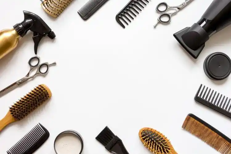 梳妆台和美发工具在白色背景上俯视