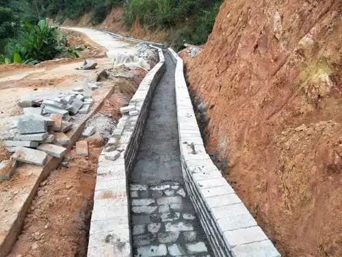 大人山响水龙谭工程.正在铺设化岗岩石块人行道和砌筑路边排水渠