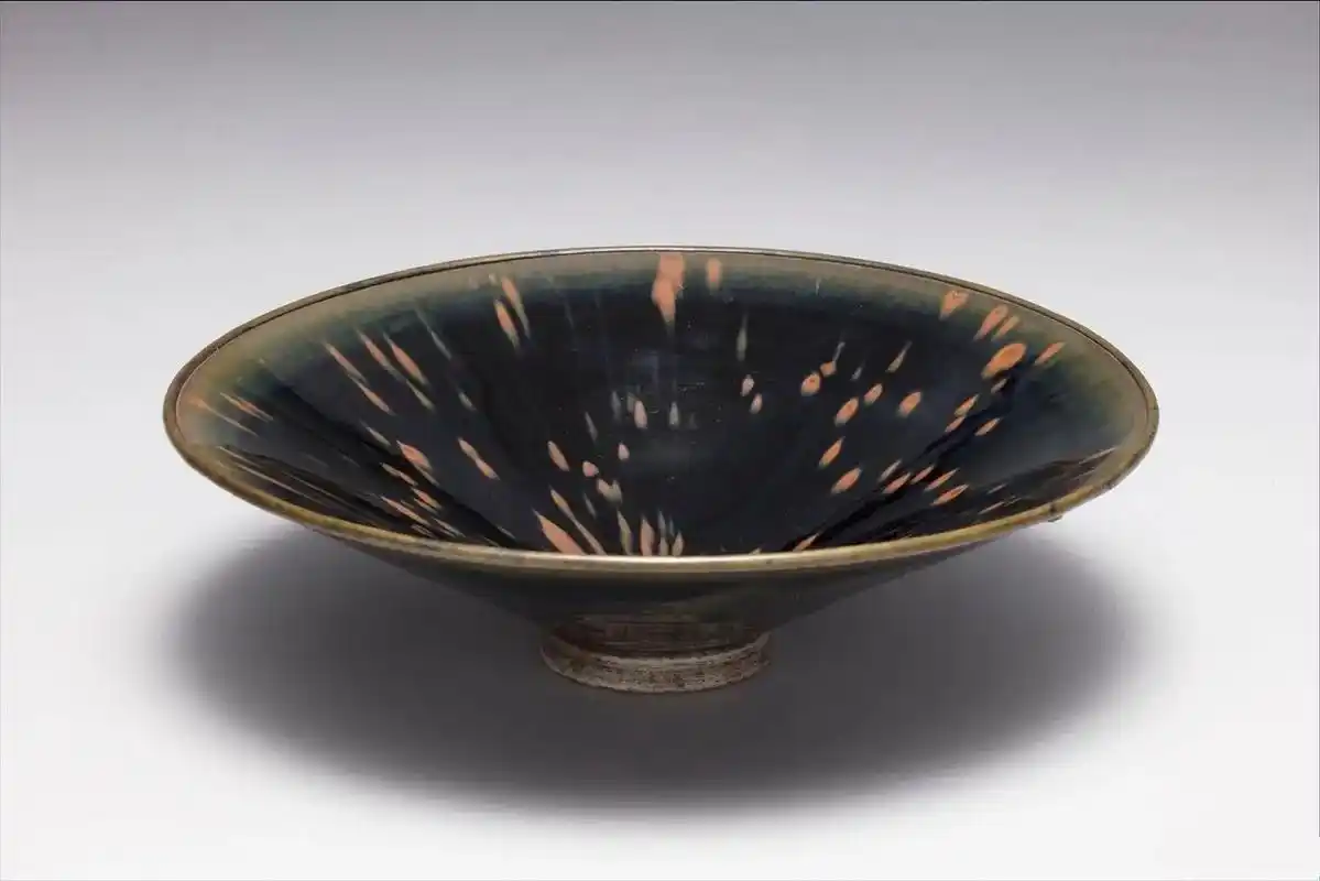 美图分享  台北故宫博物院藏  宋定窑黑釉铁锈花斗笠碗,#天 - 抖音