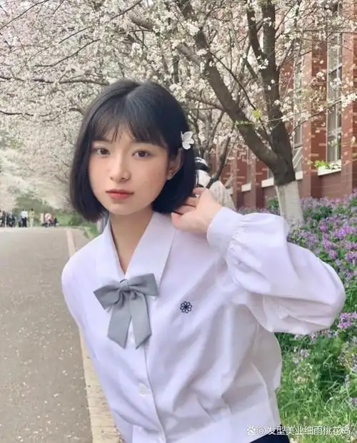 无敌显嫩的学生头,脸大脸小都适合,不用烫染就很好看的短发,发量多的