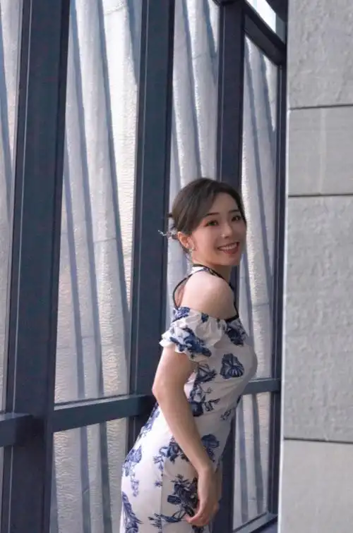 珠圆玉润!主持余霜晒照:青花瓷露肩旗袍凹凸有致真是落落大方 - 比赛