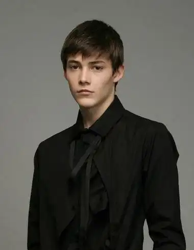 很柔和的梳发手法,男生倒三角脸型的斜刘海短直发梳发造型,斜刘海发尾