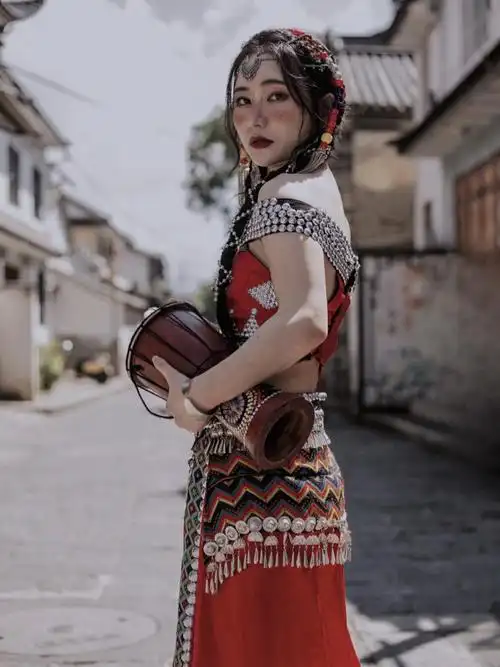 云南大理古城佤族写真