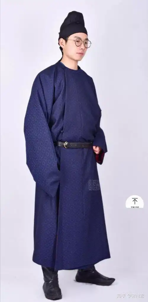 我是一个大二的男生,想要件唐圆领,有没有推荐的商家和图片?