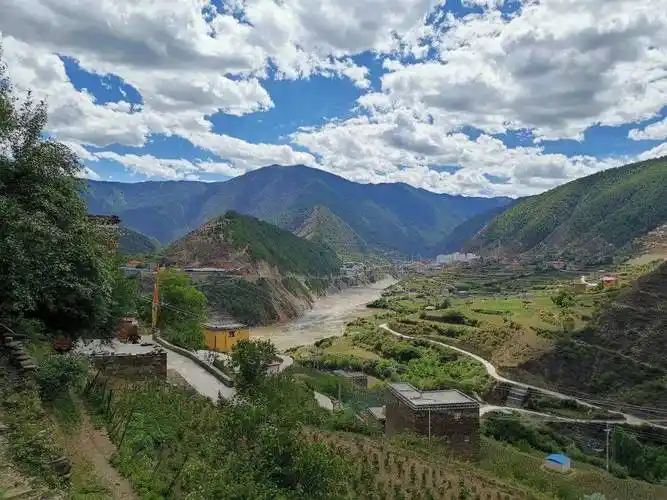 雅江县呷拉镇白孜村景貌 /图源:四川政务服务网唐泽也告诉南风窗,今年