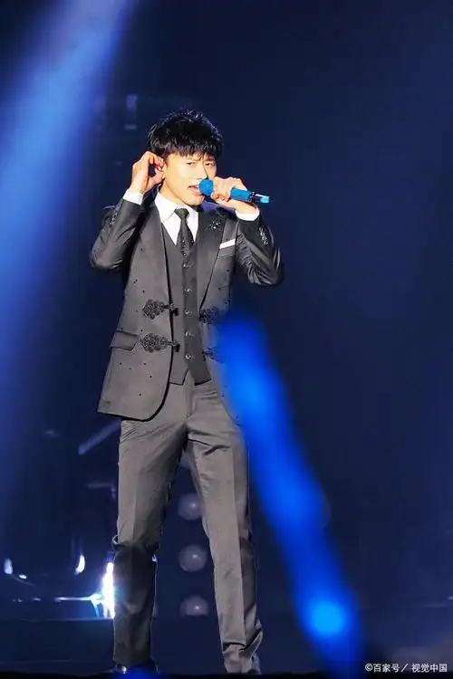 张杰是中国内地的一位男歌手,曾经在《中国好声音》中以其深情的嗓音