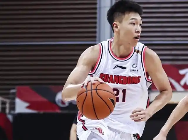 广东宏远篮球队:状态起伏不定,曾茂洲受伤成挑战