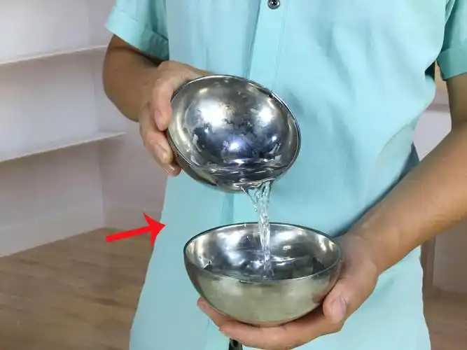 古老的魔术戏法:空碗变水,水在哪里?方法特简单