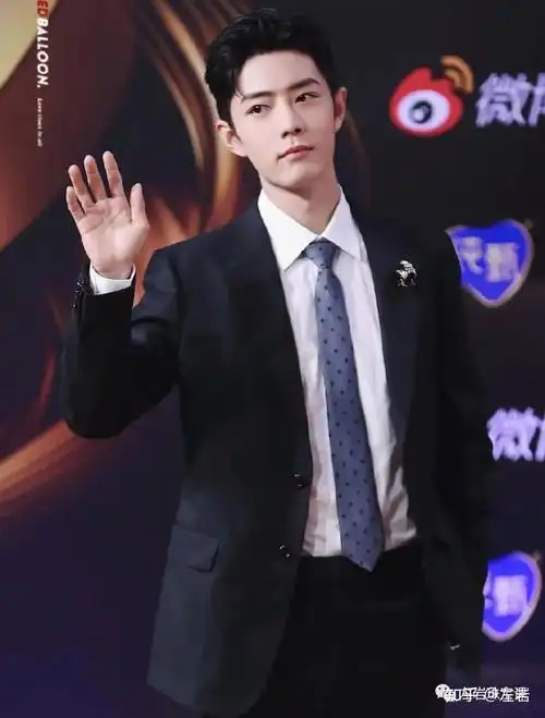 2020年 微博之夜 肖战佩戴蒂芙尼坦桑石胸针肖战除了佩戴过tiffany的