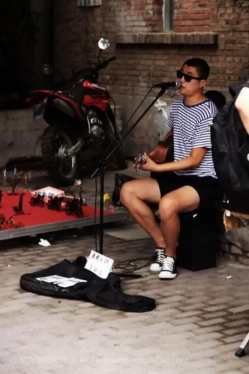 798艺术区街头歌手 歌唱的很棒!