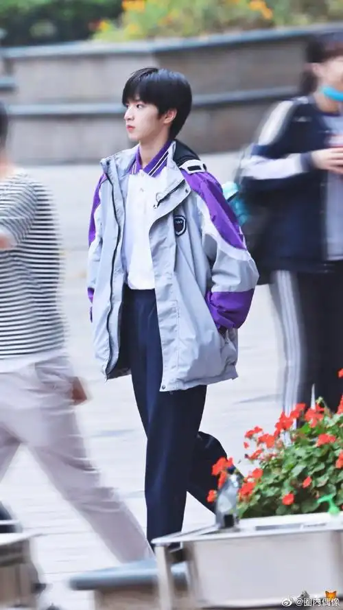 刘耀文初中毕业照#刘耀文拍初中毕业照了!