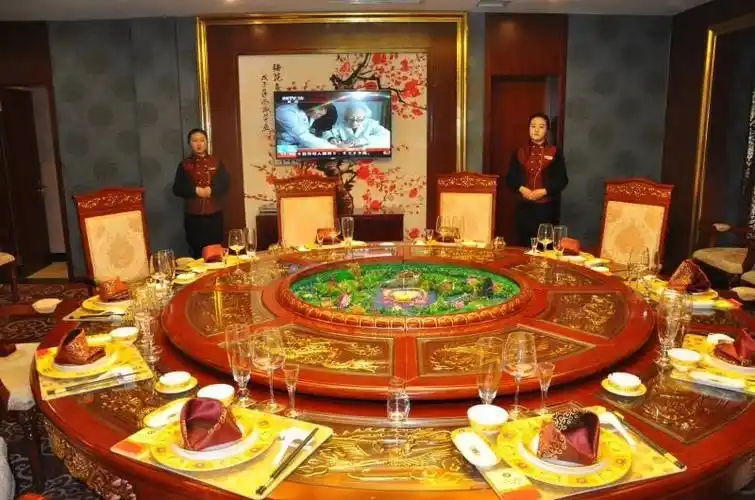 元通大酒店是一家四星级涉外酒店,拥有豪华包厢1间,封闭式停车场,酒店