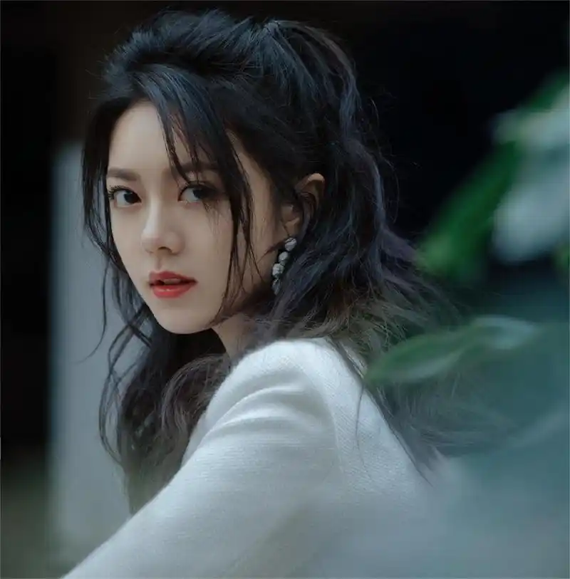 赵今麦这身小香风格的纯白外套真是令人惊艳.