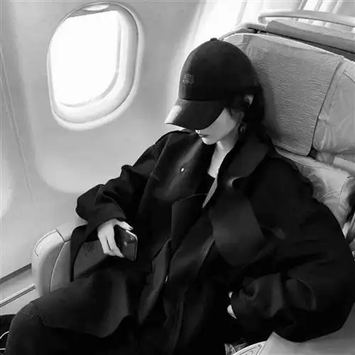 高冷霸气真人女生头像黑白侧脸,平淡的态度和一颗冷酷的心女生头像