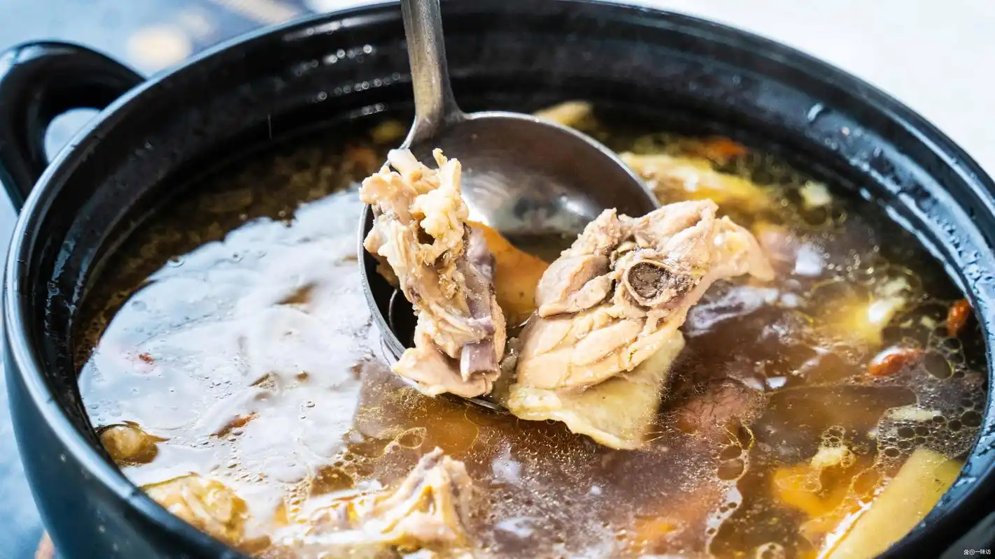 广东人都爱这样炖五指毛桃鸡汤,健脾又祛湿,汤汁鲜美,鸡肉嫩滑