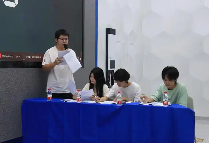 辩论赛现场座无虚席,观众们热情高涨,期待着这场辩论赛的精彩对决.