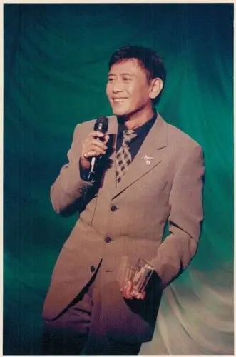 香港乐坛第一代巨星罗文