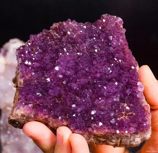 紫晶,也称紫水晶,是一种半宝石