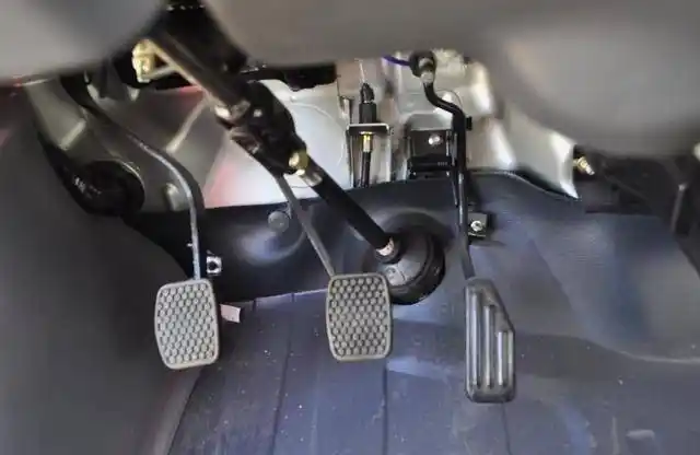 刹车和离合到底能不能一起踩?驾校教的到底对不对?