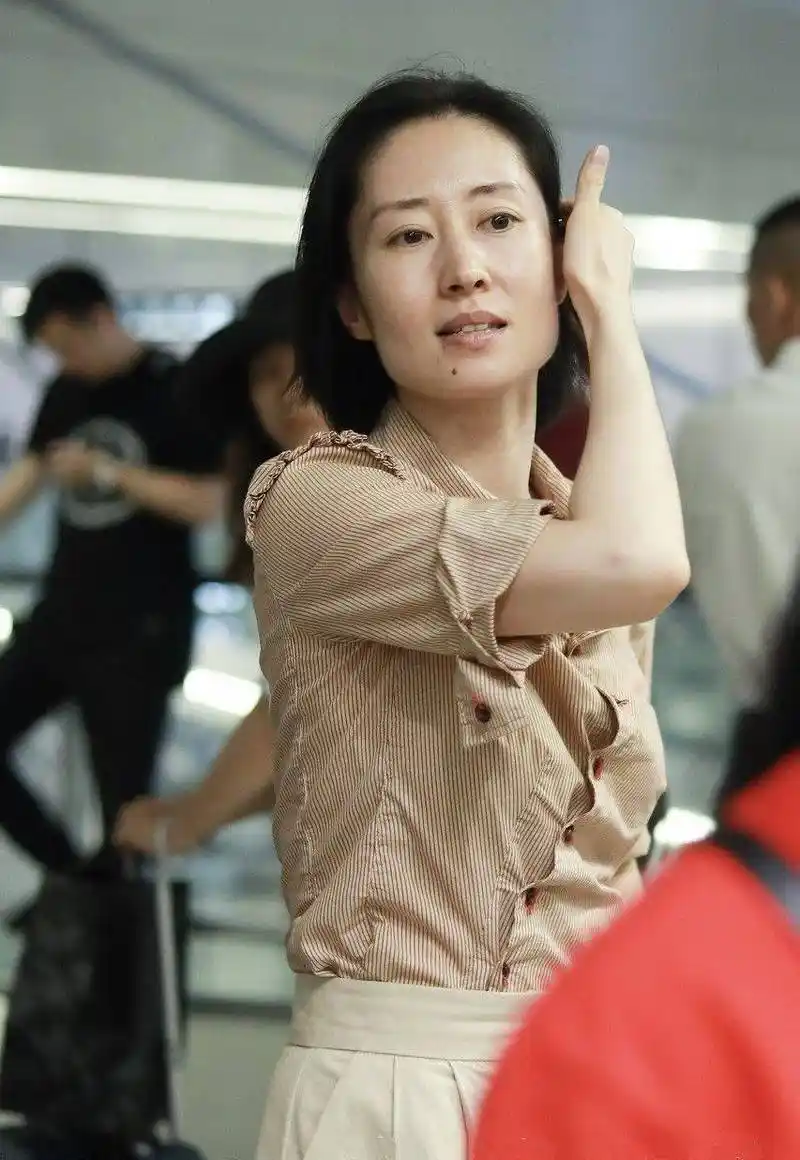 明星素颜也是普通人,刘敏涛肤色蜡黄出油,就是一个中年大婶!