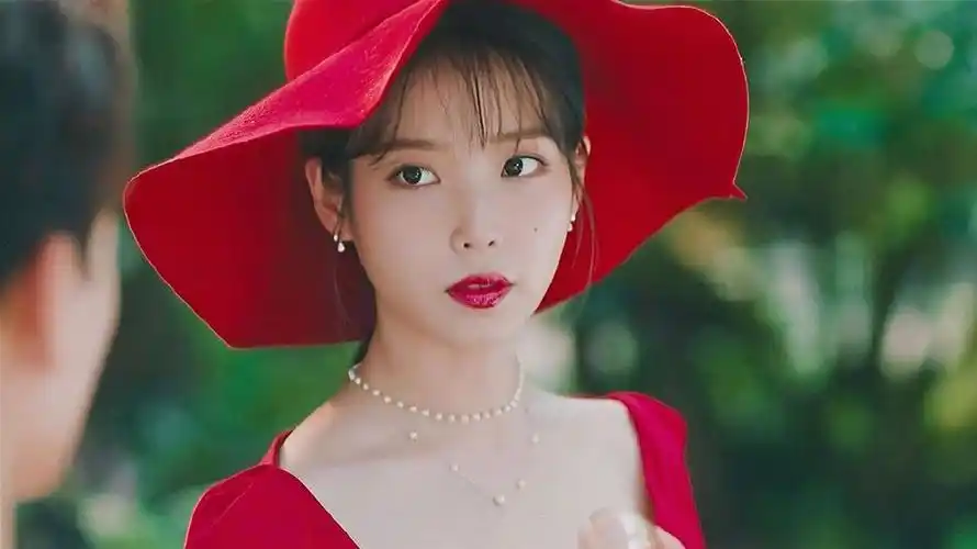 iu李知恩复古方领红裙写真图片16