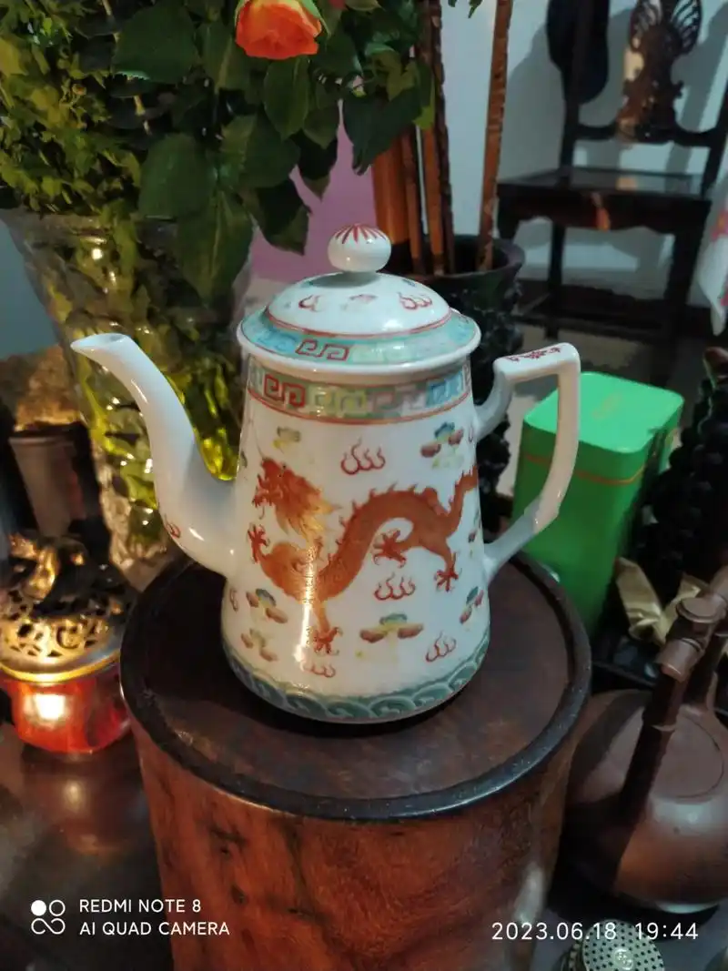 清代晚期粉彩双龙茶壶,颜色鲜艳,矿物颜色 - 抖音