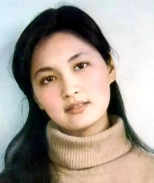 息影赴美但生活并不如意,客死他乡让人叹殷亭如的丈夫名叫黄颖恒,据