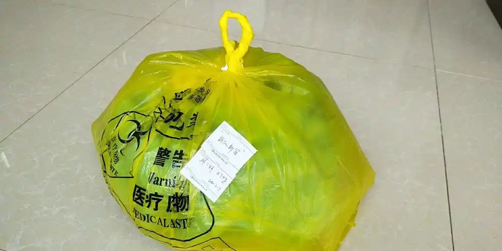 管床护士着二级防护将医疗废物按新冠垃圾要求处理,进行鹅颈式封口