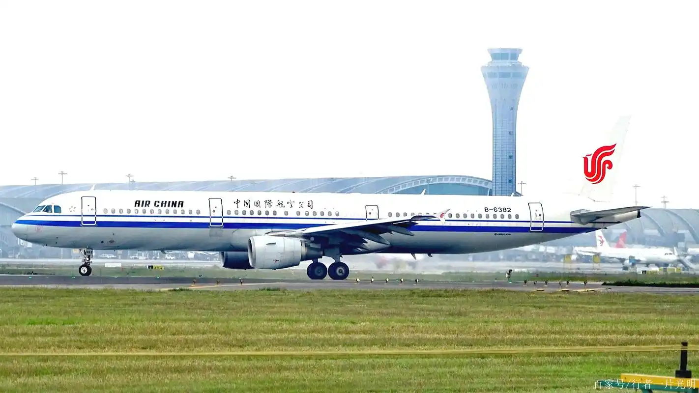 中国国际航空无国旗版,空客a321拍于成都双流国际机场02l跑道