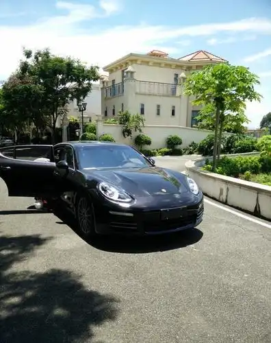 自称屌丝外出打工十年,五辆豪车百万自建别墅,这房子可真美!