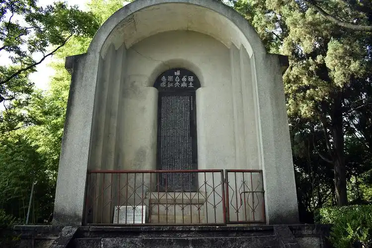 "一二一"运动四烈士墓和闻一多教授衣冠冢李公朴先生之墓西南联大旧址